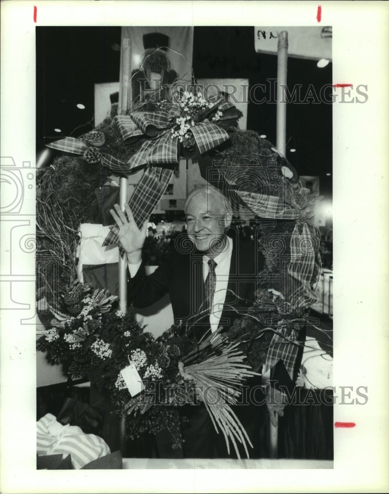 1989 Press Photo Preston Frazier waves; Houston Ballet Nutcracker Bazaar - Historic Images