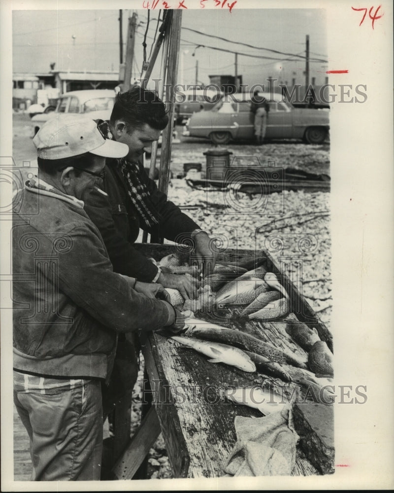 1963 Press Photo Tony Kolaja, Walter Dykema clean fish at Offatt Bayou - Historic Images