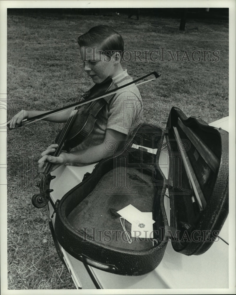 1971 Carl Hopkins practices at Old Time Fiddler's Contest in Texas - Historic Images