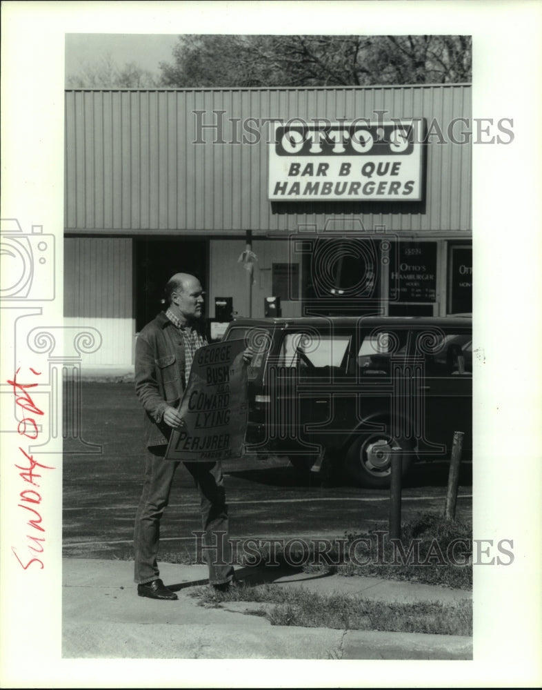 1993 Press Photo George Bush protester - Otto&#39;s Bar B Que - Houston - hca47905 - Historic Images