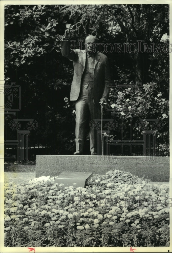 1989 Press Photo Garden statue of Winston Churchill in Washington, D.C. - Historic Images