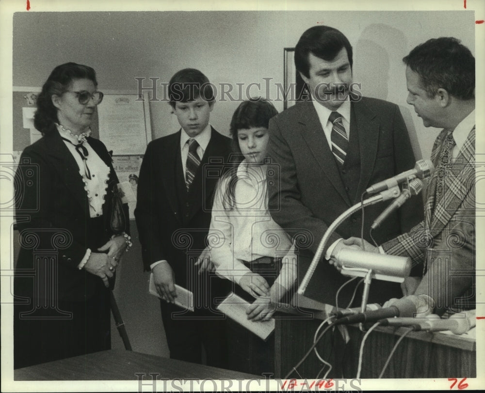 1983 Press Photo Family of slain officer Kathleen Schaefer at Houston 100 Club - Historic Images