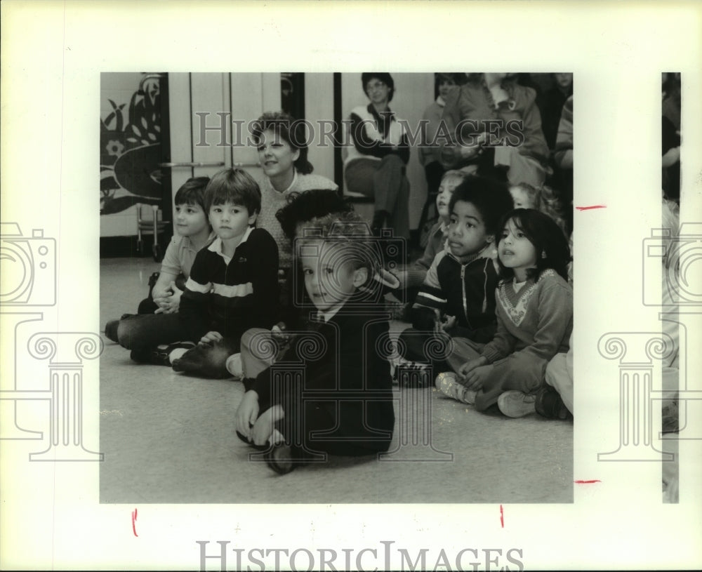 1986 Press Photo J.J. Smith in audience at Once Upon A Time play in Houston - Historic Images