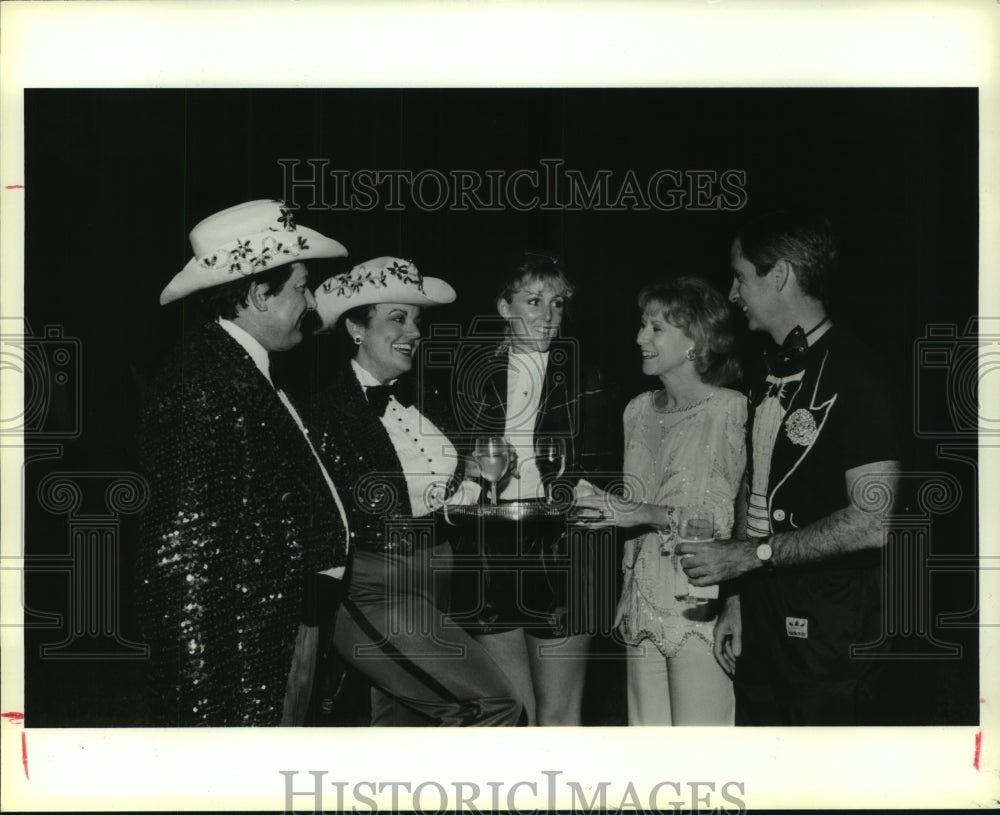 1986 Press Photo InterFirst Symphony Classic organizers visit at Houston event- Historic Images