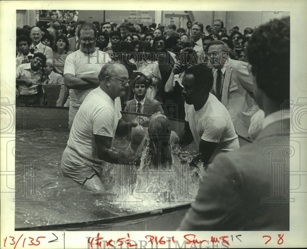 1984 Press Photo Jehovah Witness baptized at convention in Houston Astroarena - Historic Images