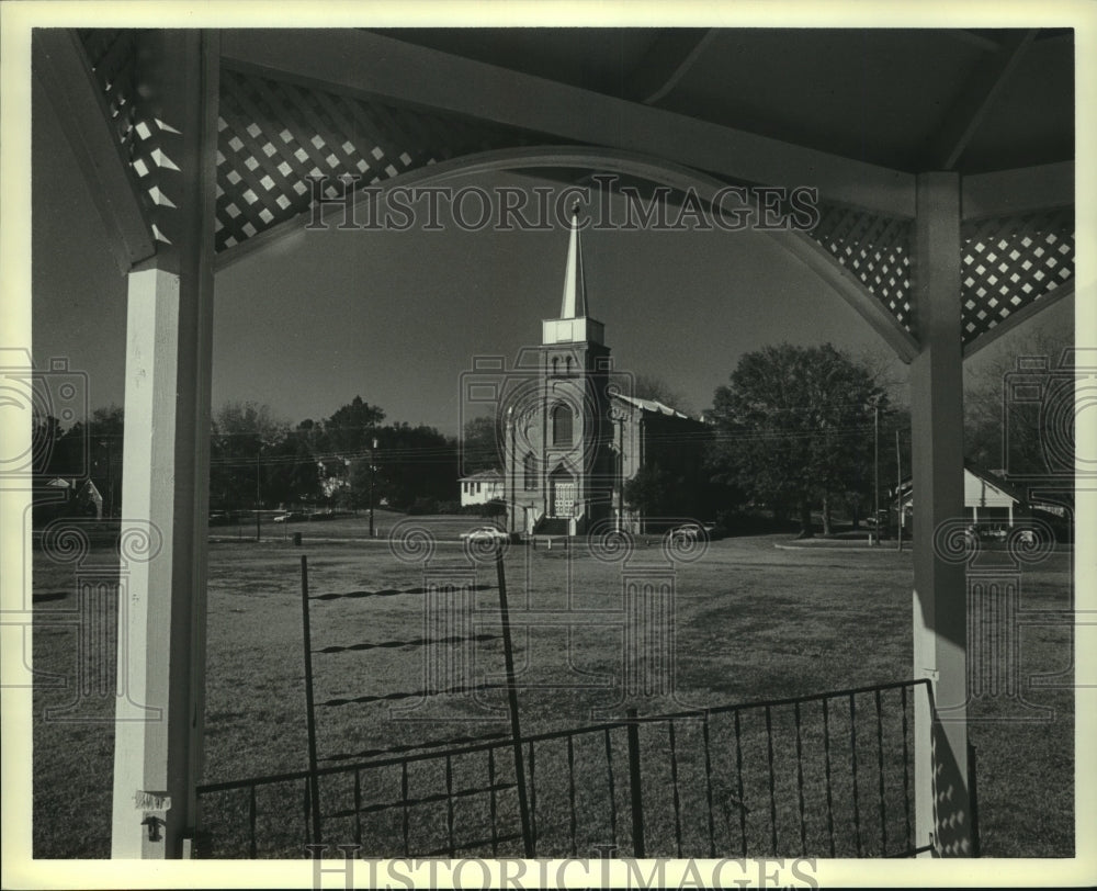 1963 Press Photo Jefferson, Texas church viewed from park gazebo - Historic Images