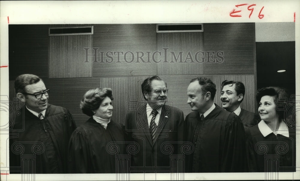 1977 Press Photo New Texas district judges with Governor Dolph Briscoe - Historic Images