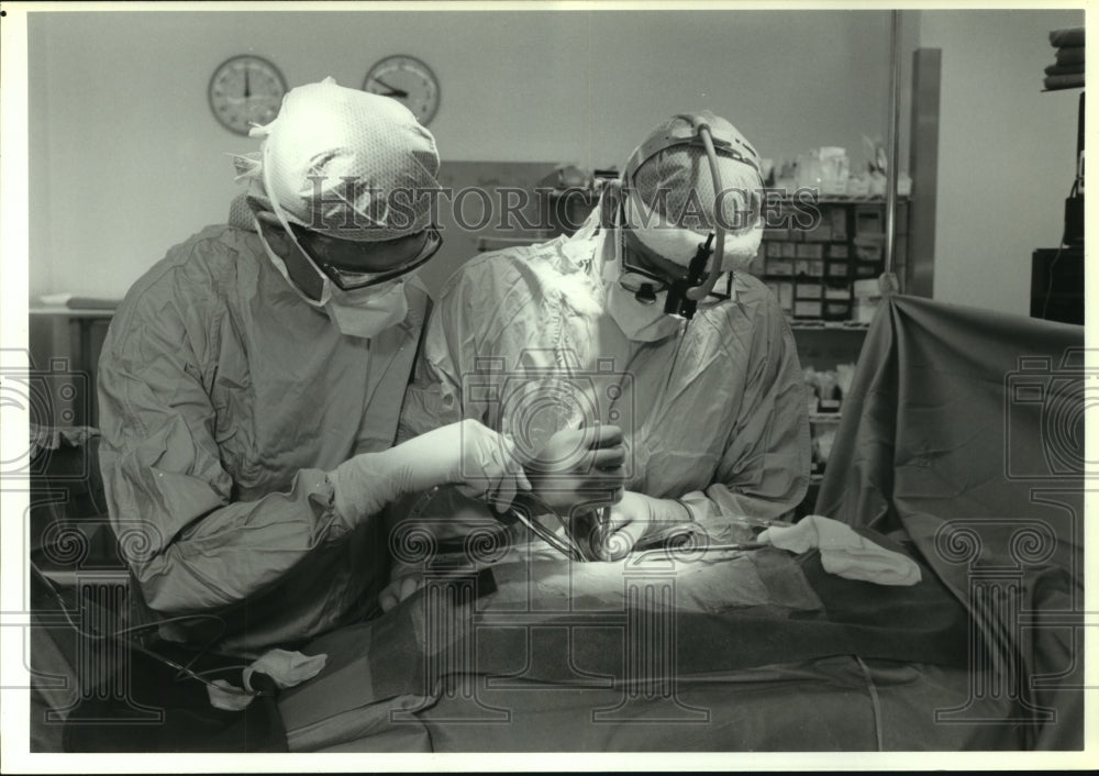 1993 Press Photo Hugh Bassewitz &amp; Dr. Donlin Long in surgery at Johns Hopkins - Historic Images