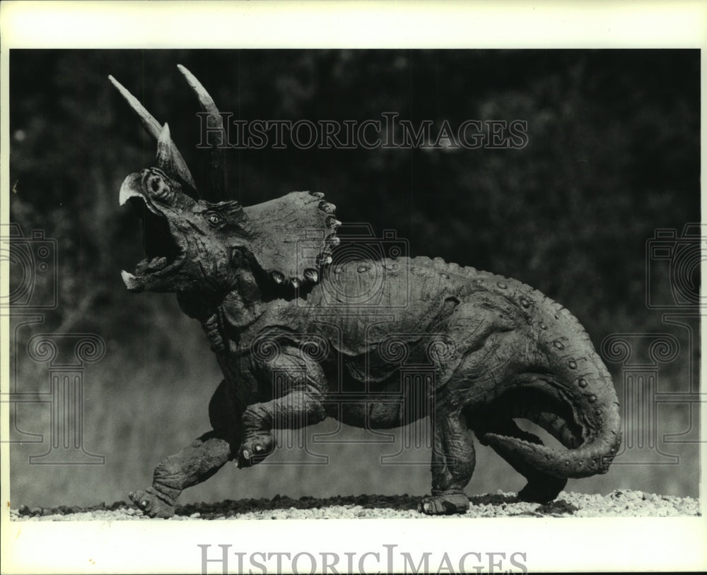 1988 Press Photo Artist John Fischner&#39;s Triceratops at HMNS - Texas museum - Historic Images