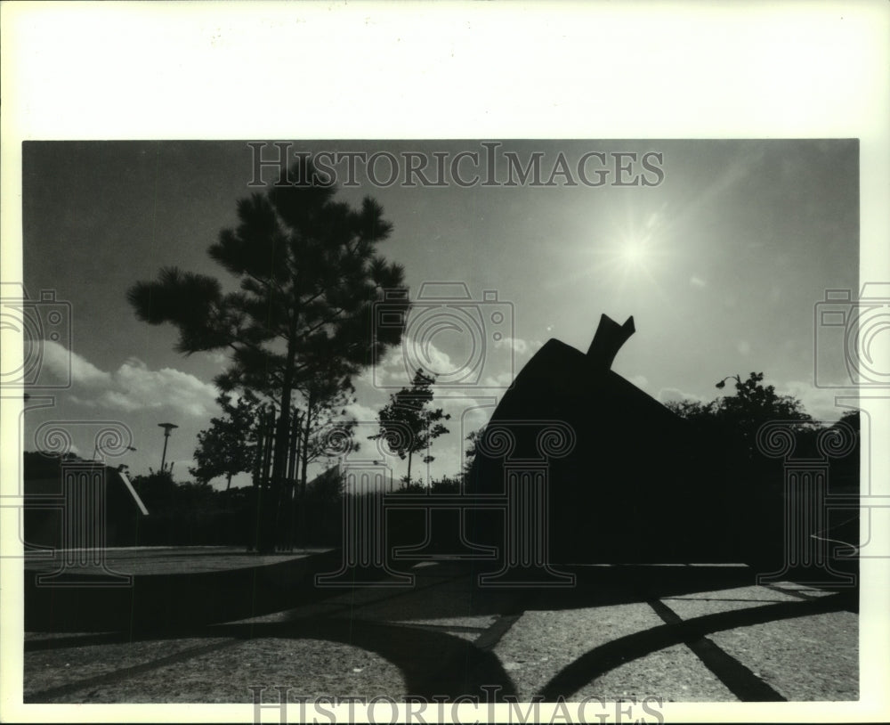 1988 Press Photo Sun setting on Cullen Sculpture Garden in Houston - HMFA - Historic Images