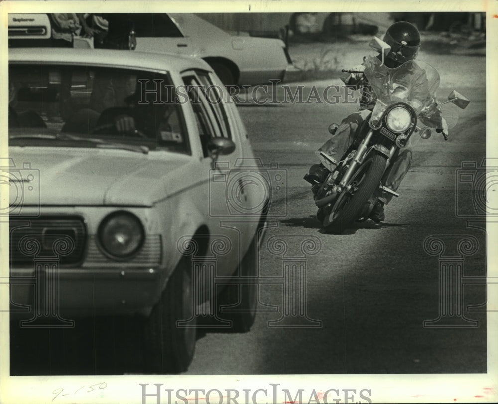 1981 Press Photo Houston instructor Jim White demos countersteering a motorcycle - Historic Images