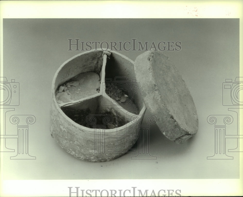 1988 Press Photo Antiquity storage box with lid - Houston Museum Natural Science - Historic Images