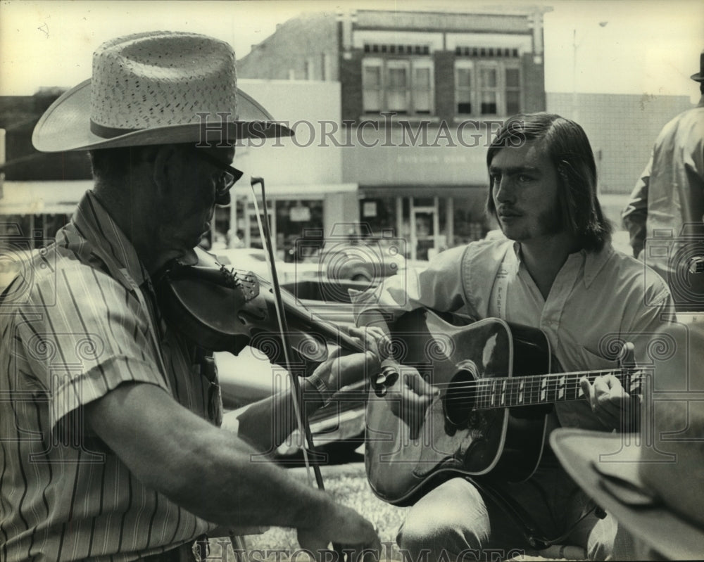1972 Press Photo Guitar accompanies fiddler at Old Fiddler's Festival in Texas - Historic Images