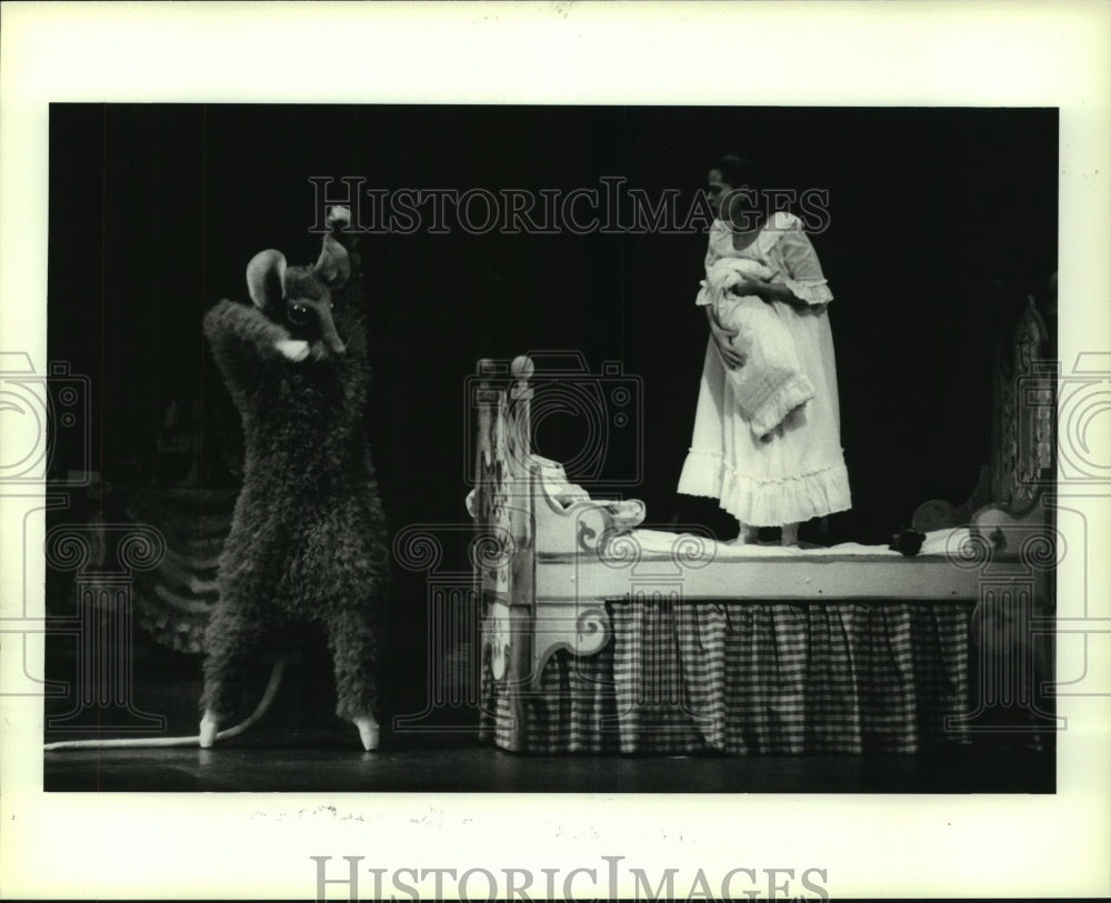 1989 Press Photo Corinne Jones as Clara in Houston Ballet's "The Nutcracker" - Historic Images