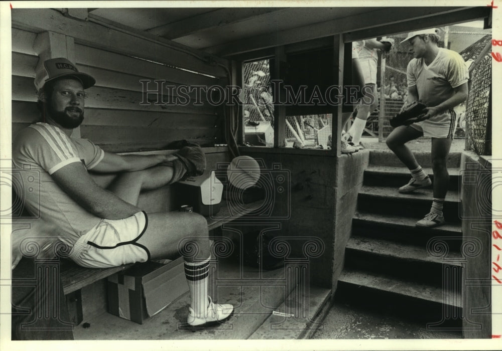 1984 Press Photo Charles Jordan ices ankle - Dr.-Pharmacist softball game in TX- Historic Images