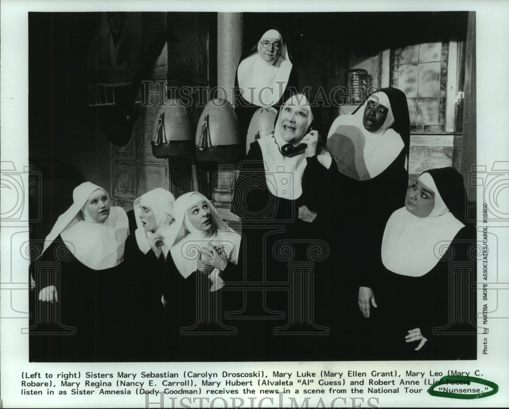 1989 Press Photo Sister Amnesia receives news in scene from &quot;Nunsense&quot;- Historic Images