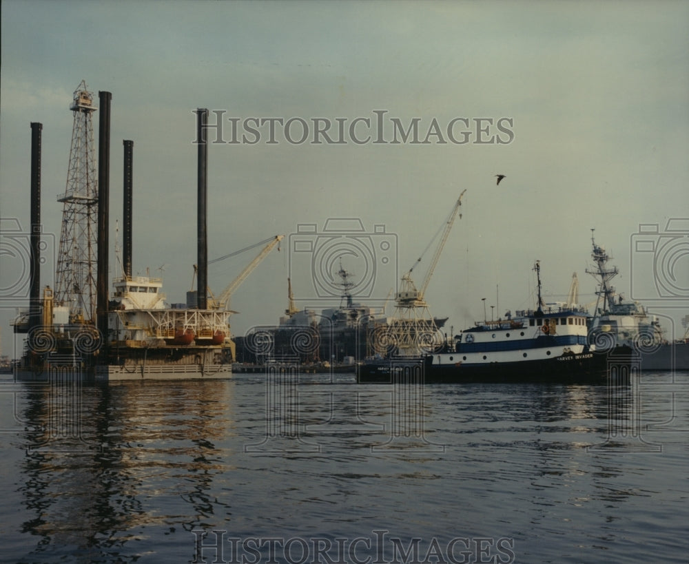 1997 Press Photo Tugboat moves offshore drilling rig in Pascagoula Ship Channel - Historic Images