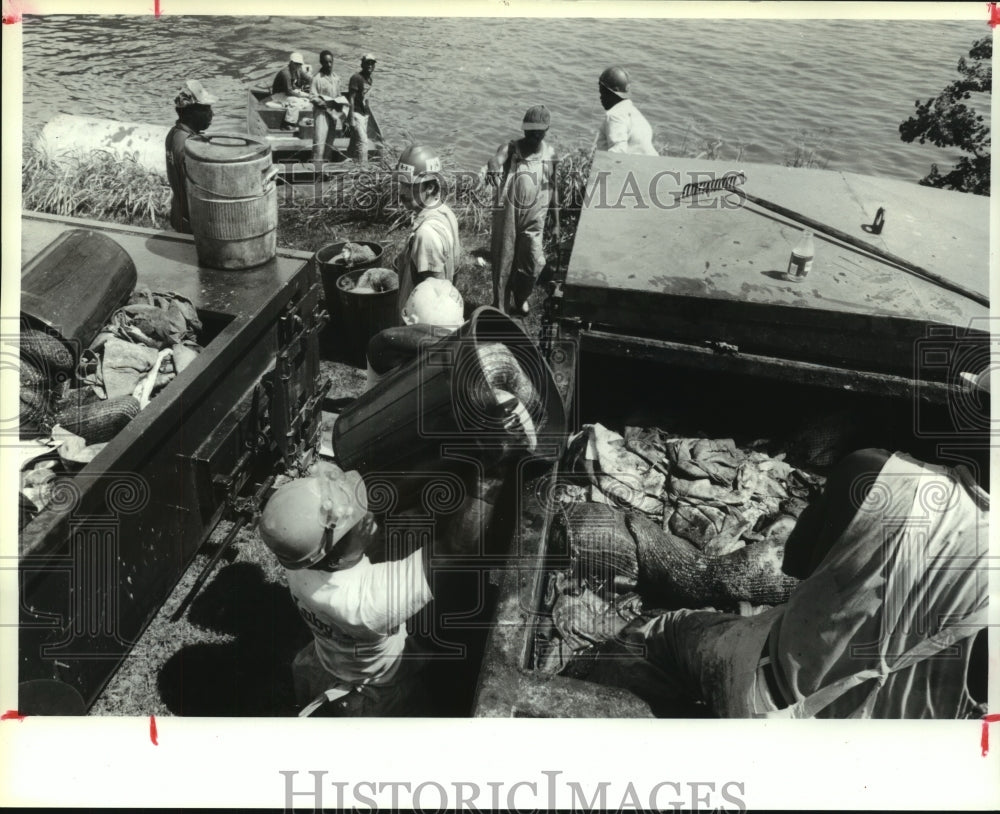 1991 Press Photo Garner Environmental workers clean Houston oil spill - Historic Images