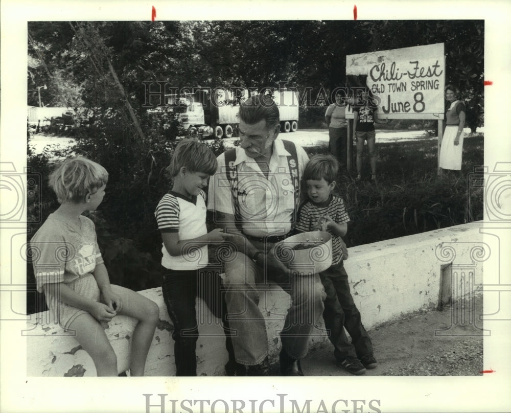 1985 Press Photo Gunny Grayson and boys with chili entry in Old Town Spring, TX - Historic Images