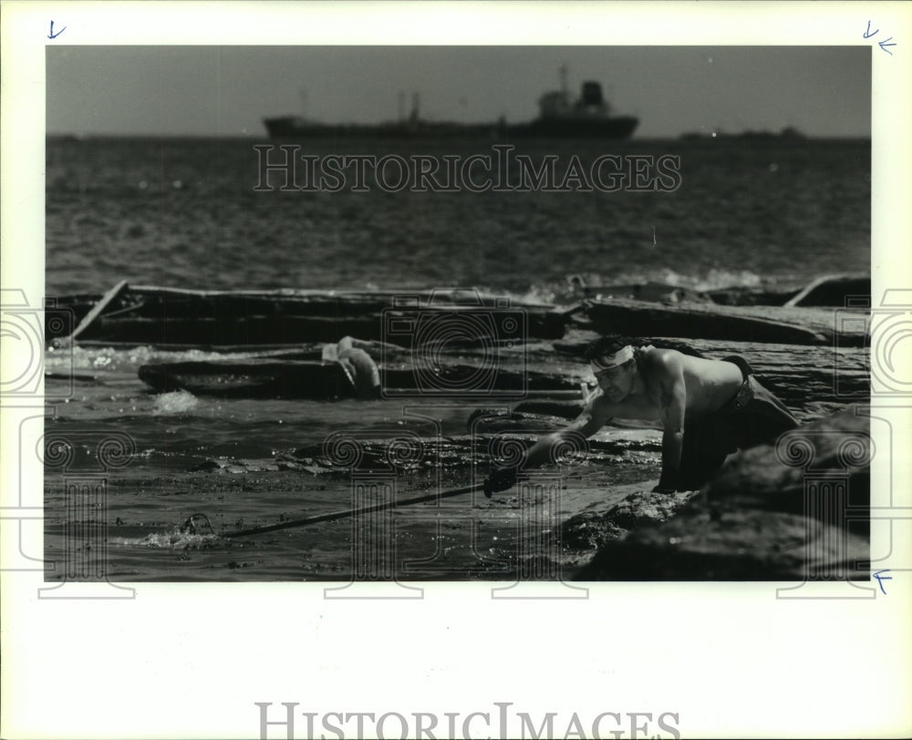 1989 Press Photo Forestry Service&#39;s Dave Palumbo cleans oil spill Hull Cove, RI - Historic Images