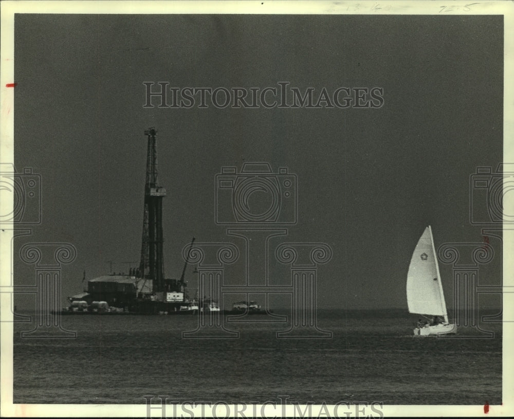 1992 Press Photo Sailboat and offshore oil drilling rig in Galveston Bay, Texas - Historic Images
