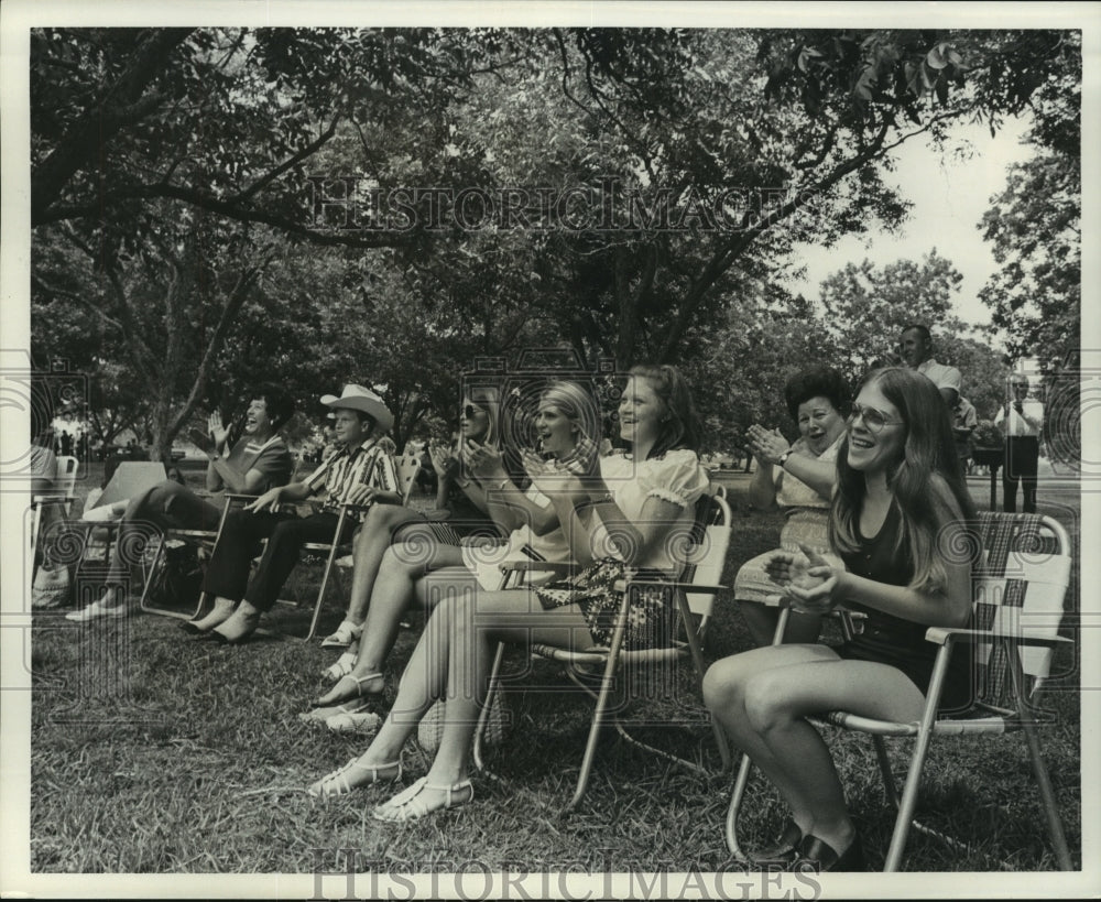 1971 Press Photo Old Time Fiddler&#39;s Contest audience applauds in Houston - Historic Images