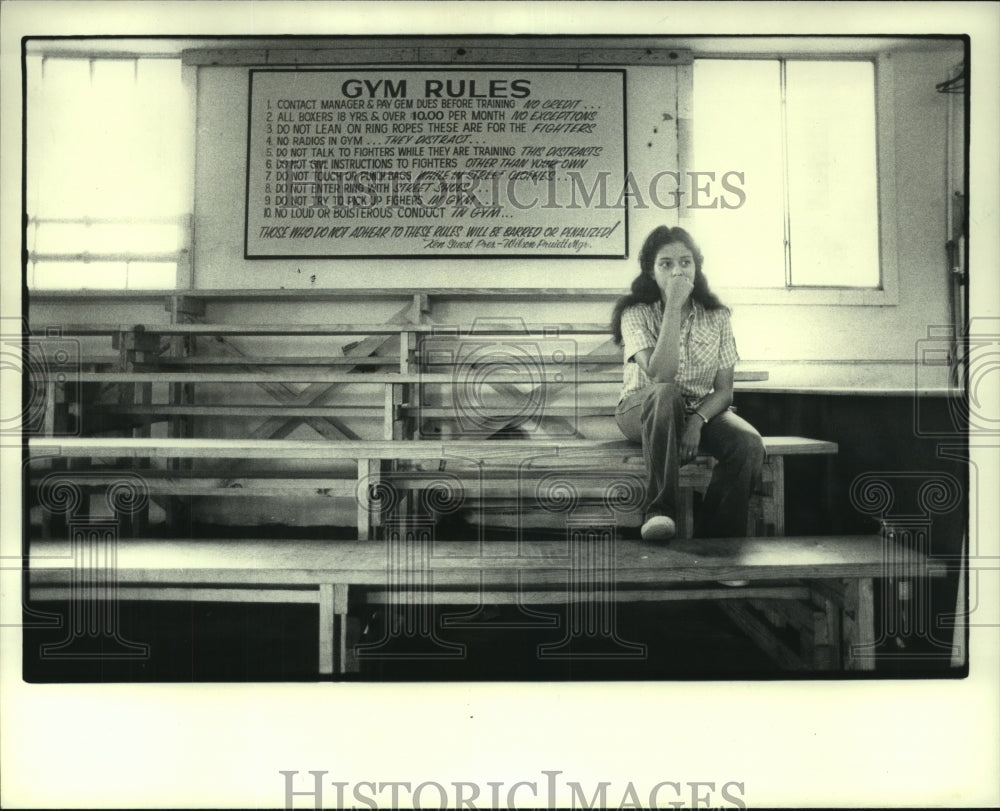 1986 Press Photo Teresa Zuniga watches husband work out at Olympiad Gym, Houston - Historic Images