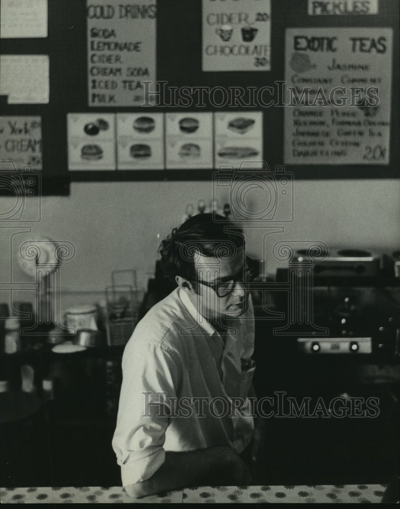 1970 Joe Barnwell at Oleo Strut coffee house in Houston - Historic Images