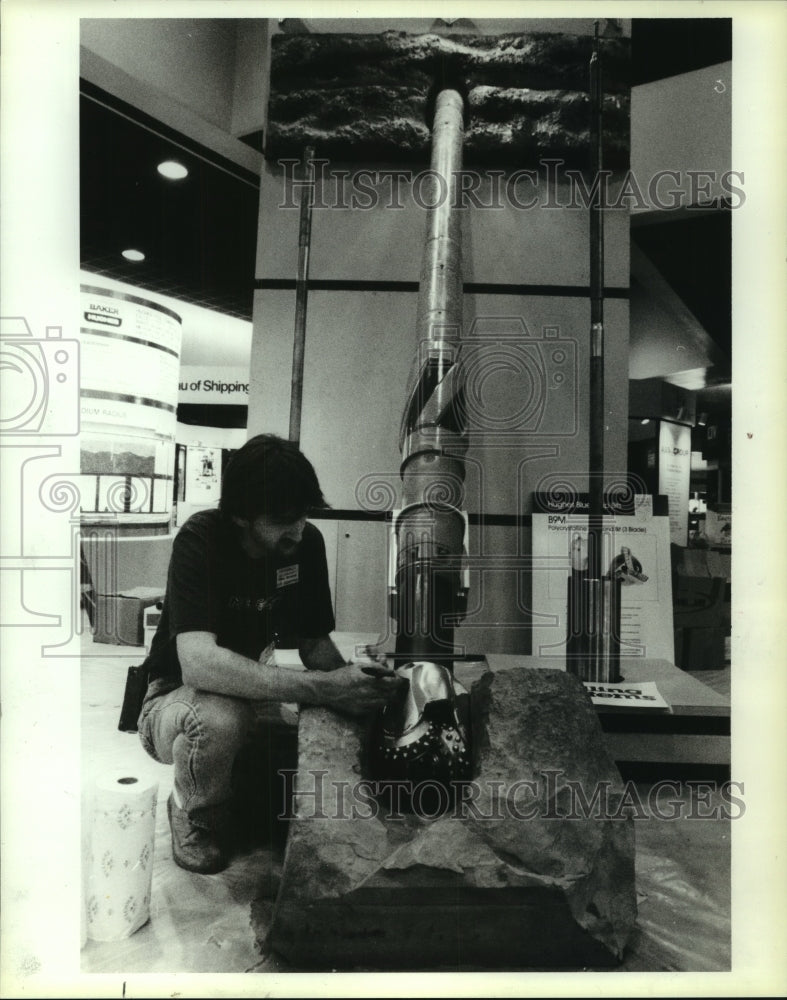 1989 Press Photo Michael Browne of Baker Hughes sets up exhibit for OTC, Houston - Historic Images