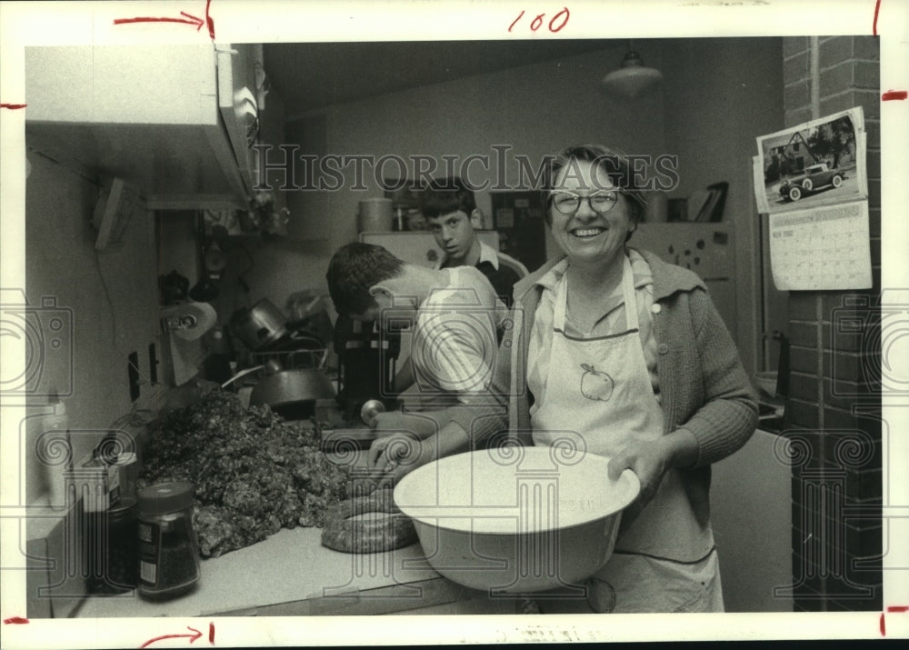 1980 Press Photo Junelda Alex & sons make sausage at home in Otey, Texas - Historic Images