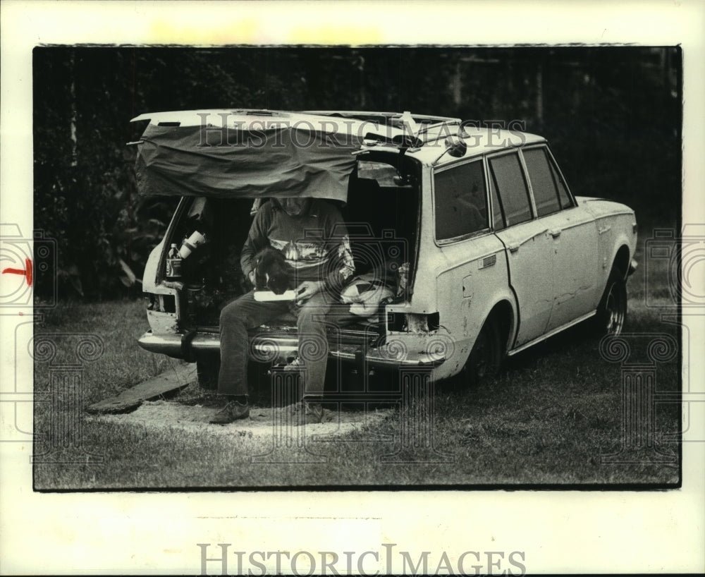 1984 Press Photo Johnny Wilson sits with two cats in car at Open Door in Houston - Historic Images