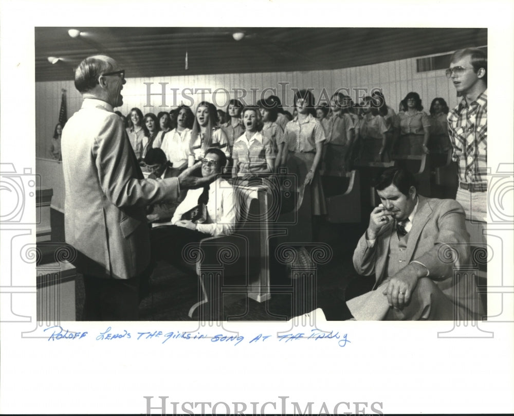 1979 Press Photo Lester Rolff leads girls from Rebekah, Home For Girls, Texas - Historic Images