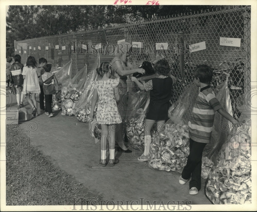 1974 Students at Recycling Drive at Walnut Bend Elementary Campus - Historic Images