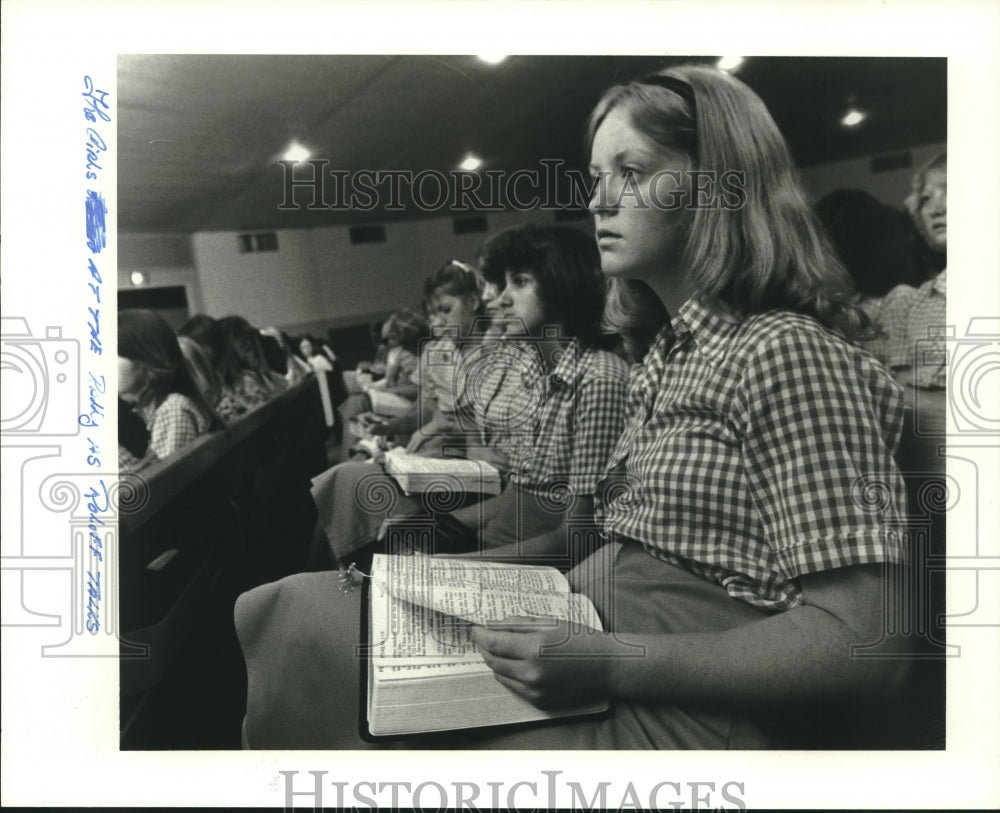 1979 Press Photo Rebekah Home for Girls residents listen at church service in TX - Historic Images