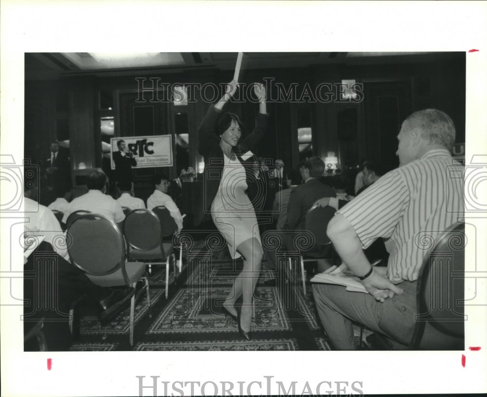 1992 Press Photo Denise Wesling Gestures at Resolution Trust Corp. in Houston - Historic Images