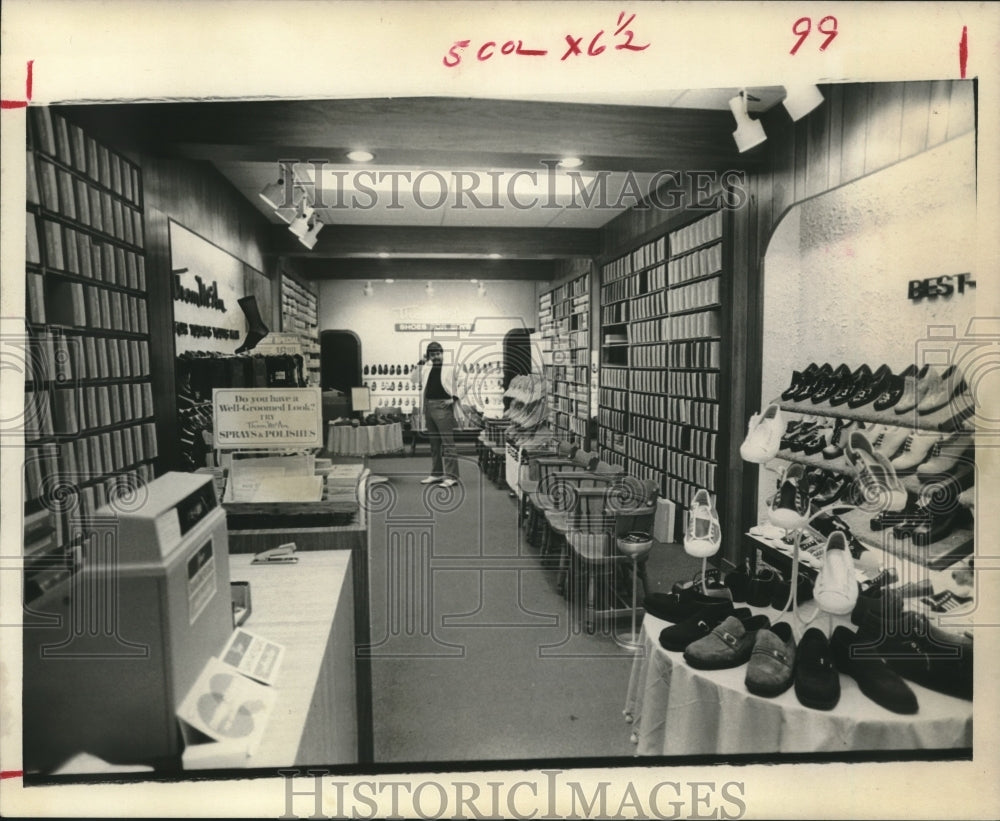 1974 Bus Strike Empties Thom McAn Shoe Store in Houston - Historic Images