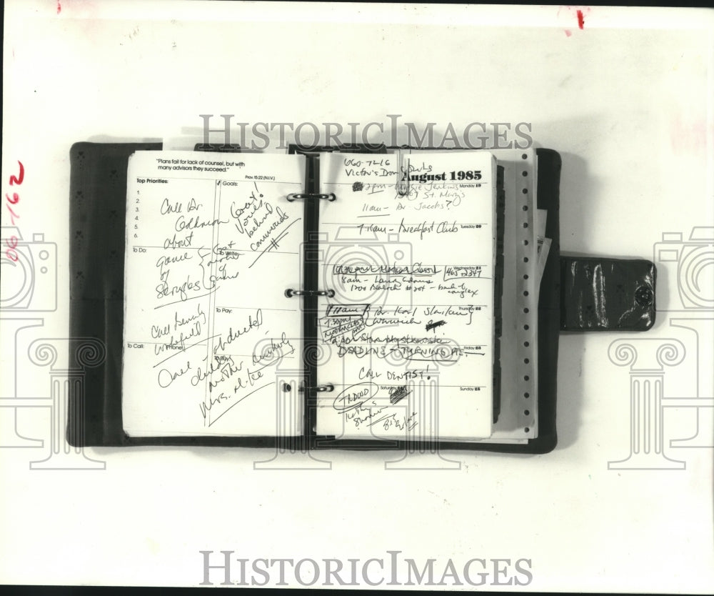 1985 Press Photo Compact binder organizer with quote of the day and notes inside - Historic Images