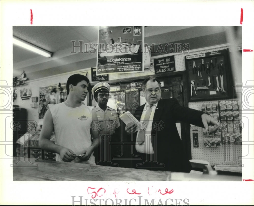 1987 Press Photo Magnolia Auto Parts, TX - Officers come to collect late taxes - Historic Images