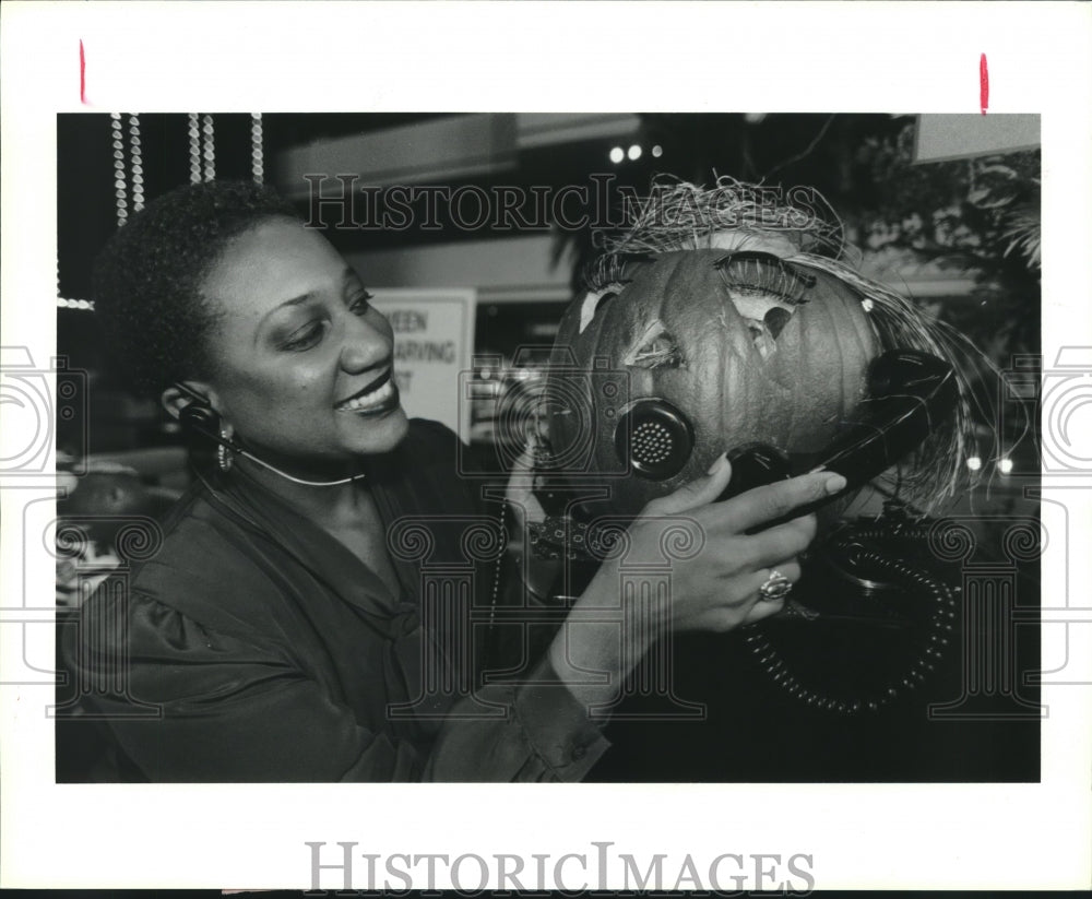 1990 Press Photo PBX&#39;s Cecilia Easley with decorated pumpkin in Houston - Historic Images