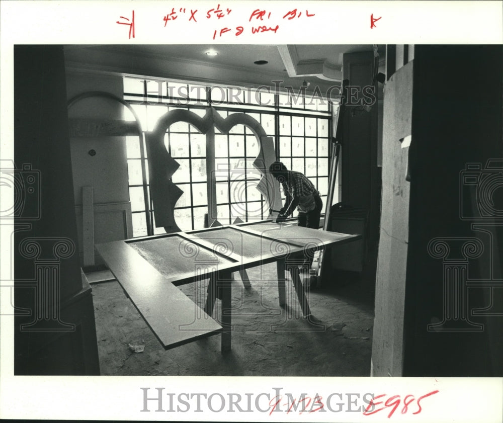 1982 Press Photo Carpenter works on panel for Remington on Post Oak Park hotel - Historic Images