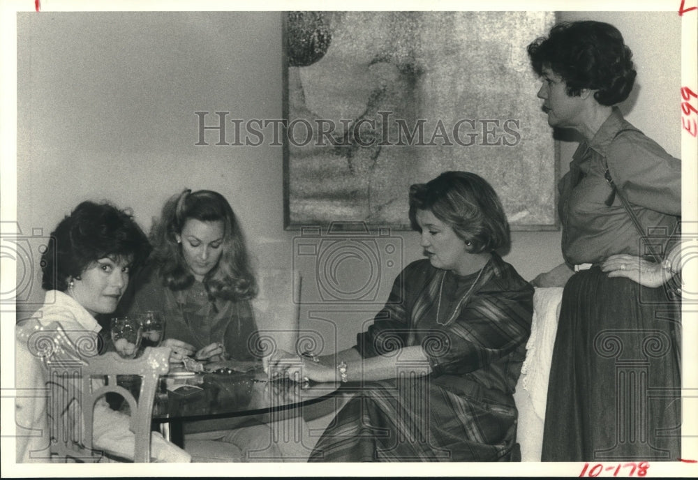 1983 Press Photo Sewing group members chat way to "master's degree in life" - Historic Images