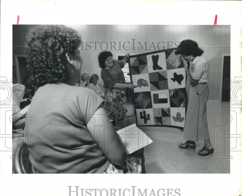 1990 Press Photo Alvin Quilting Club members show quilt made for baby with AIDS - Historic Images