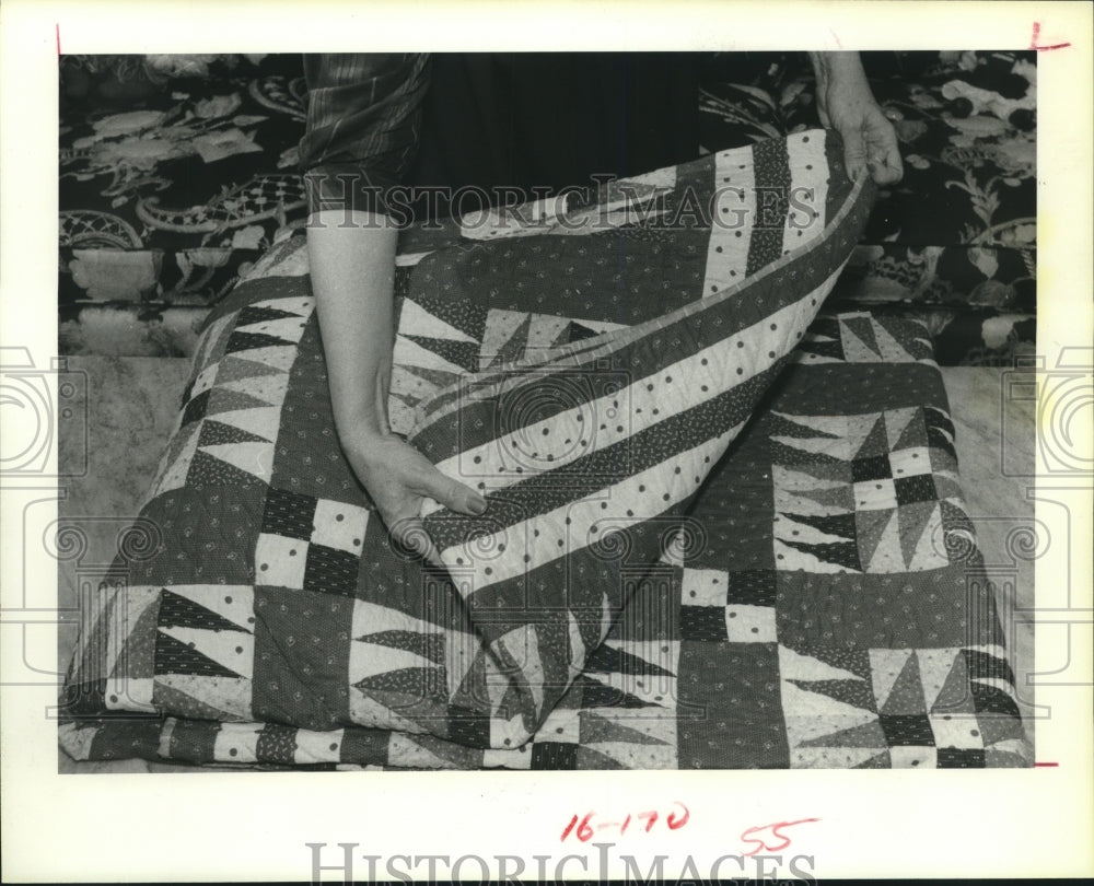 1985 Press Photo Quilt Folding Demonstration before Storage Using an Old Sheet - Historic Images