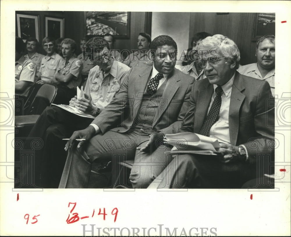 1984 Press Photo Men fight for firemen at Port of Houston Commission meeting - Historic Images