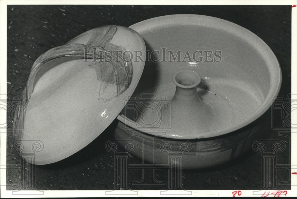 1982 Press Photo White porcelain vegetable steamer by Janis Ross - Texas - Historic Images