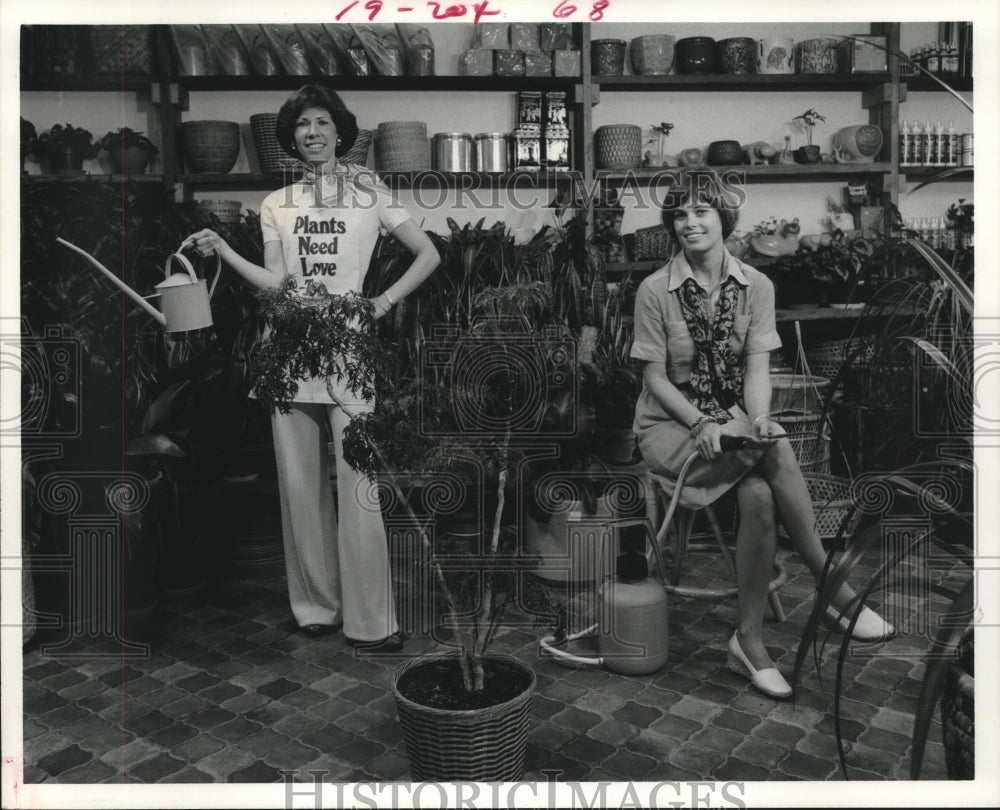1976 Press Photo Partners in TX plant business - Shereen Jacobson & Linda Brooks - Historic Images