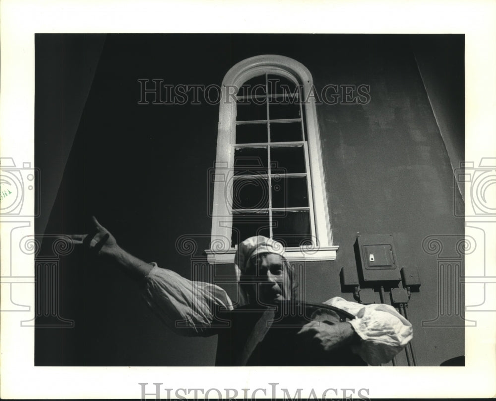 1972 Press Photo Tim King as Nagg in &quot;Endgame&quot; at Playwright&#39;s Showcase, Houston - Historic Images