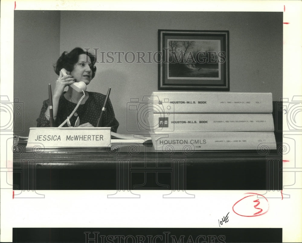 1985 Press Photo Houston realtor Jessica McWherter with Multiple Listing books - Historic Images