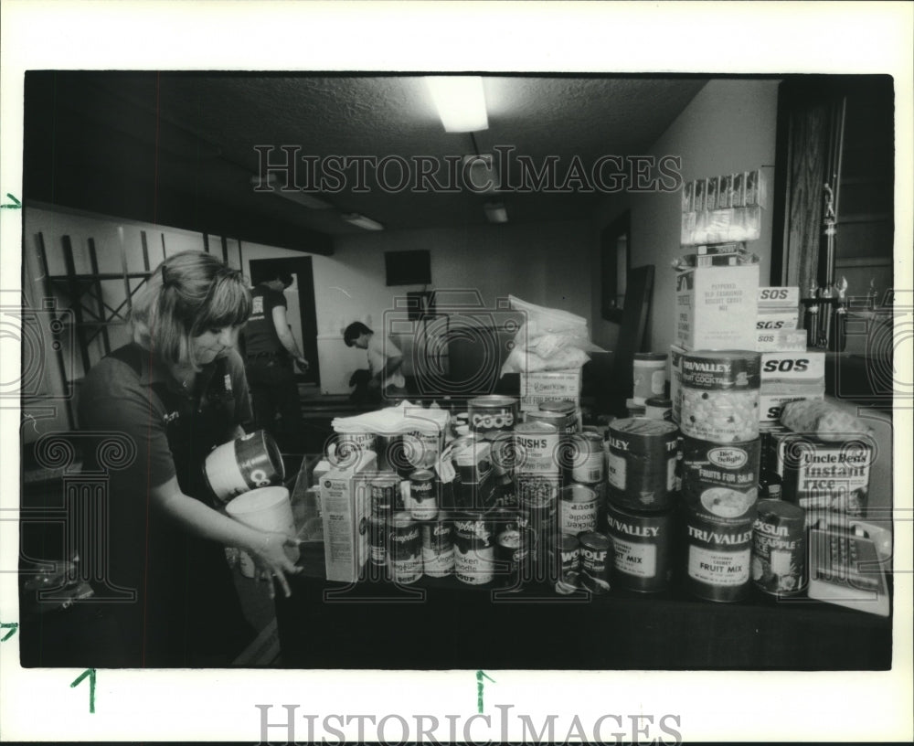 1987 Press Photo meal planner Marlane Doyle checks supplies in Houston - Historic Images