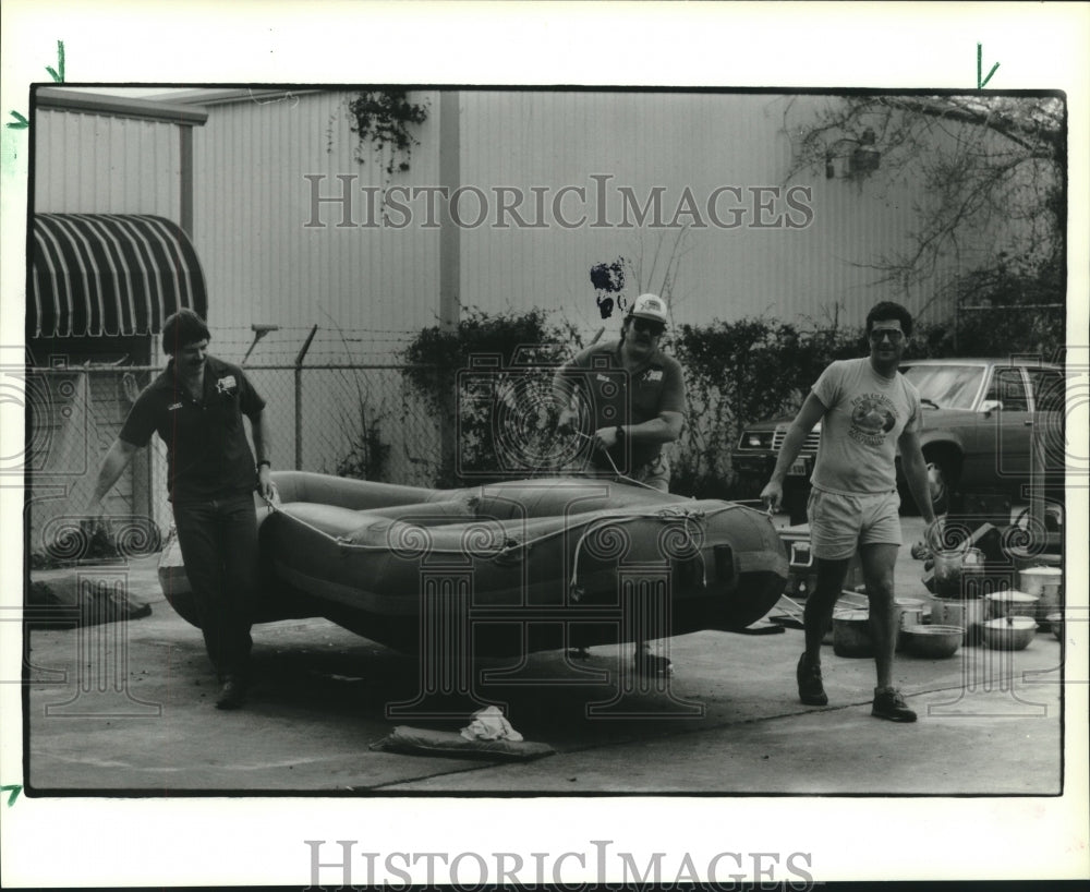 1987 Press Photo Men carry raft at Texas River Expeditions - hca49582 - Historic Images